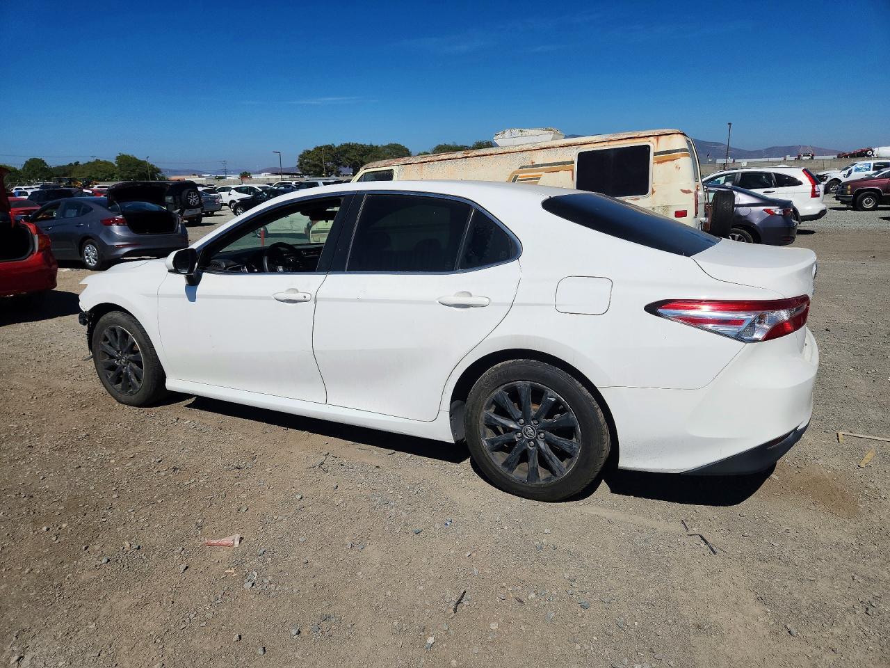 2018 TOYOTA CAMRY LE — Фото 2 из 13