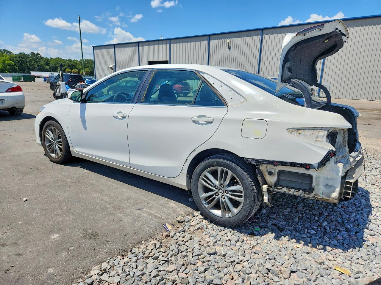 2015 TOYOTA CAMRY SE — Фото 2 из 13