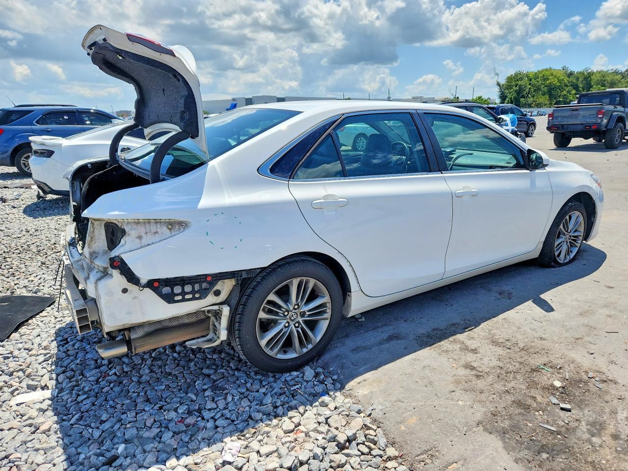 2015 TOYOTA CAMRY SE — Фото 3 из 13
