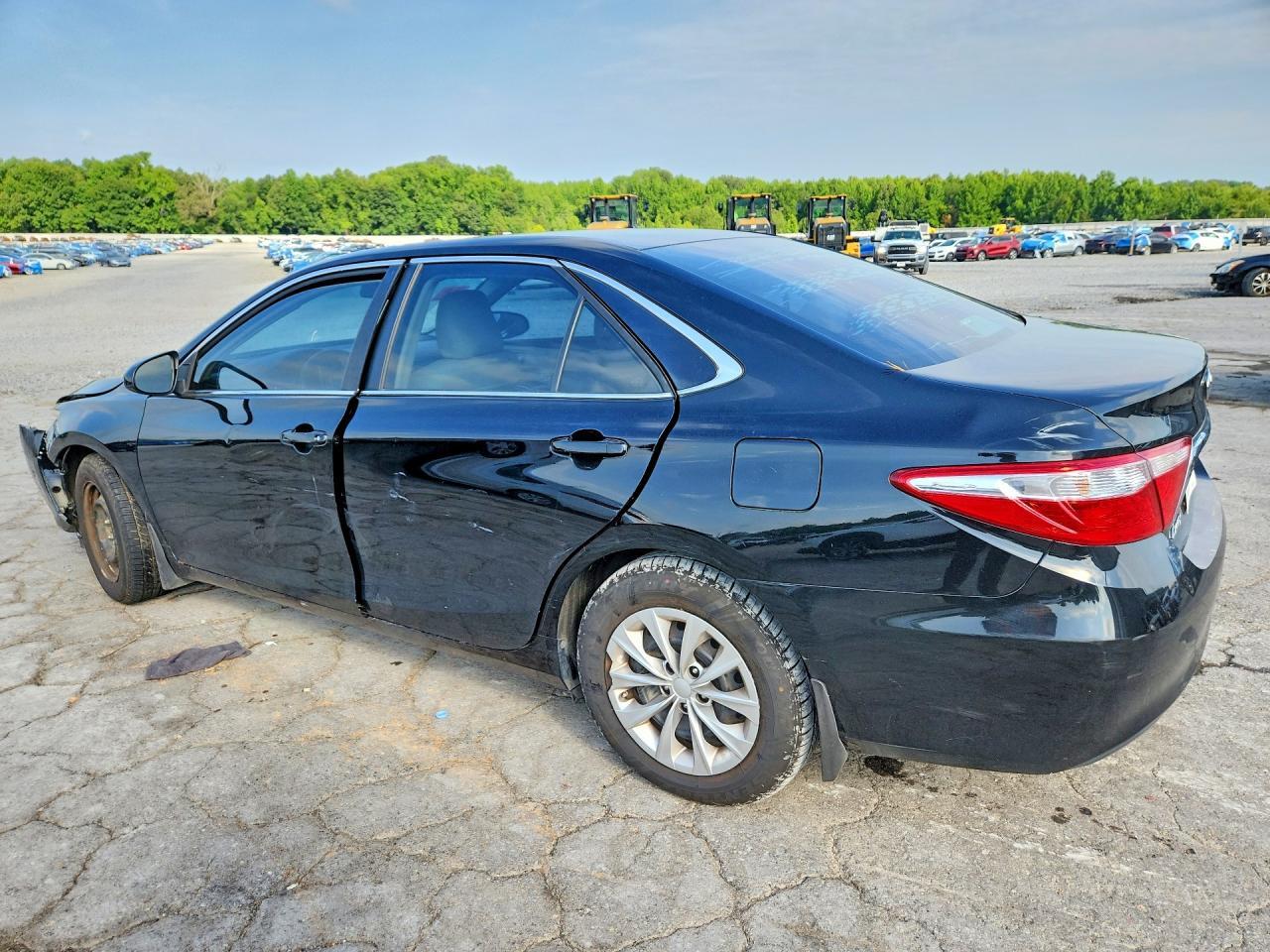 2015 TOYOTA CAMRY LE — Фото 2 из 12