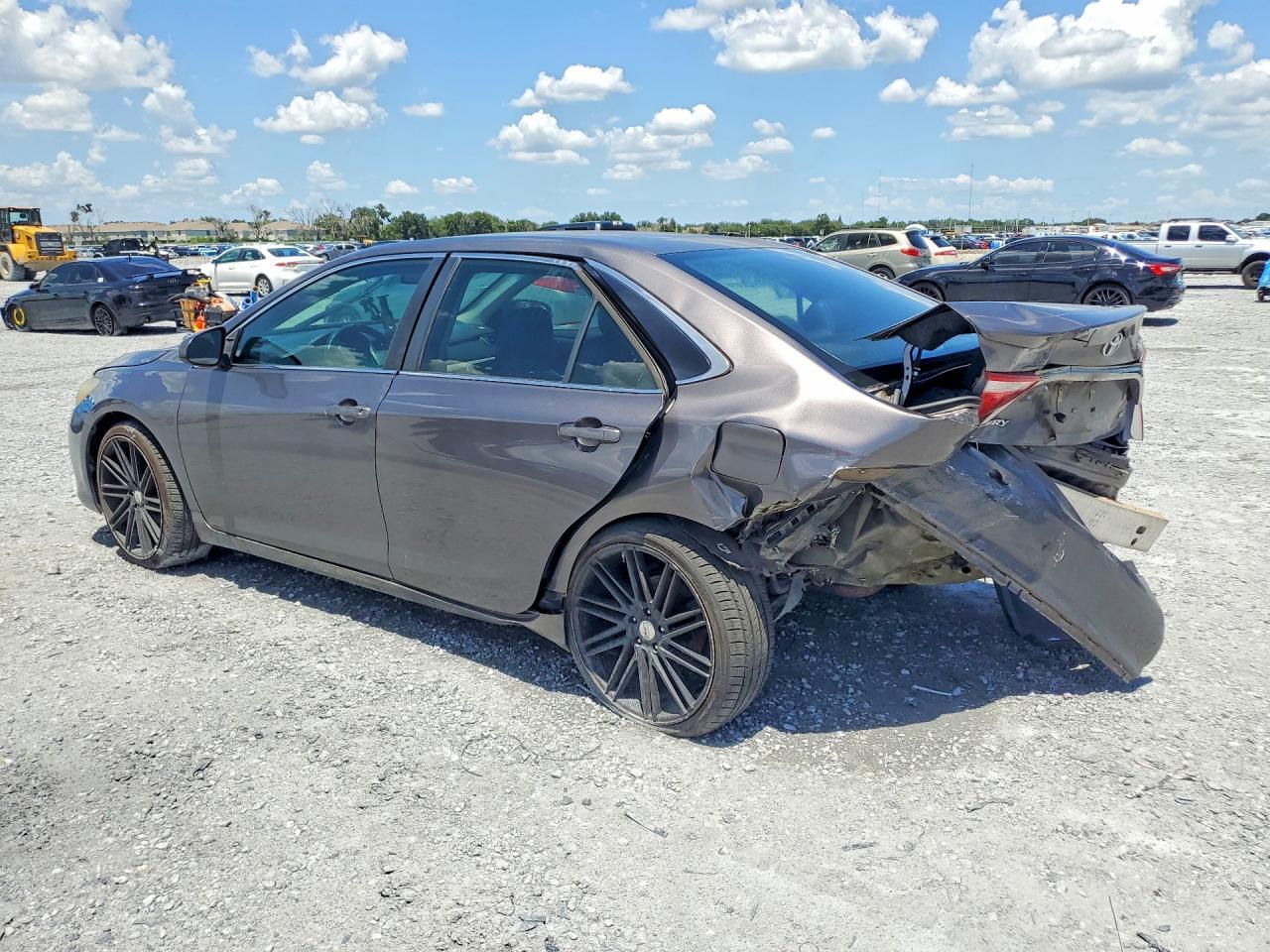 2015 TOYOTA CAMRY SE — Фото 2 из 12