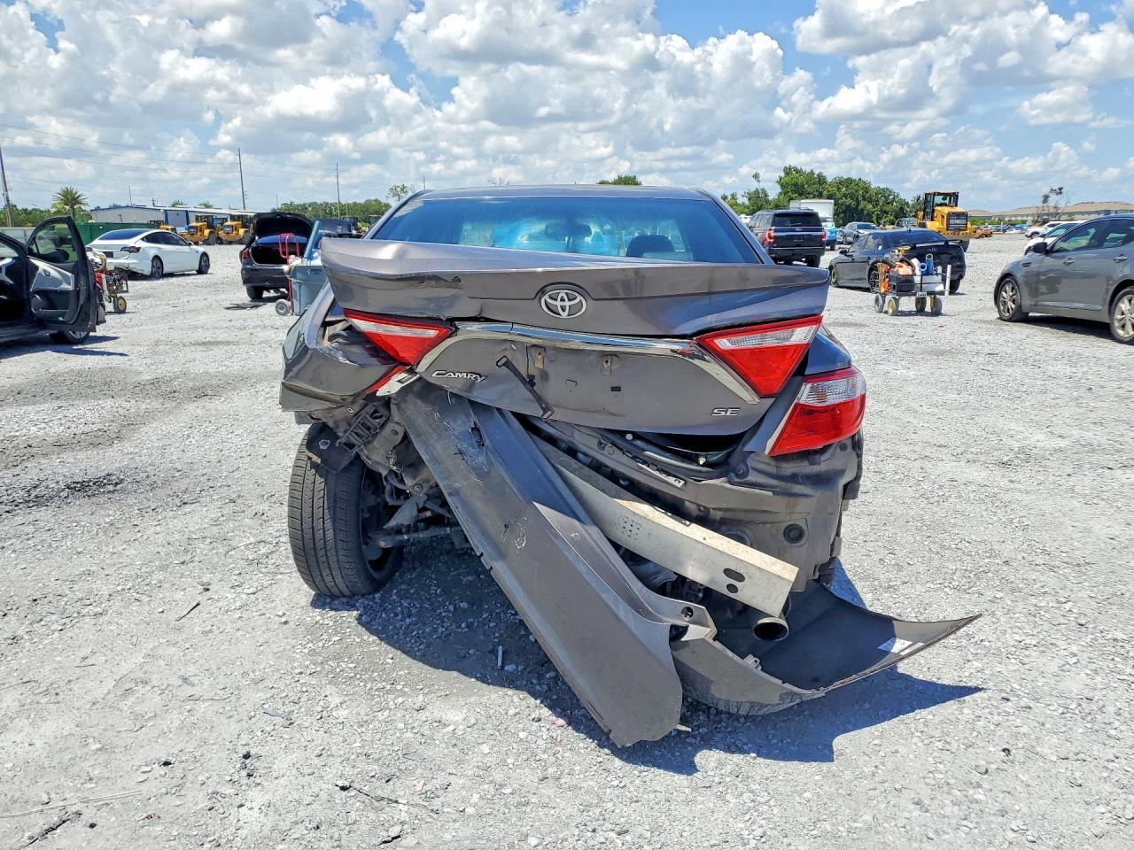 2015 TOYOTA CAMRY SE — Фото 6 из 12