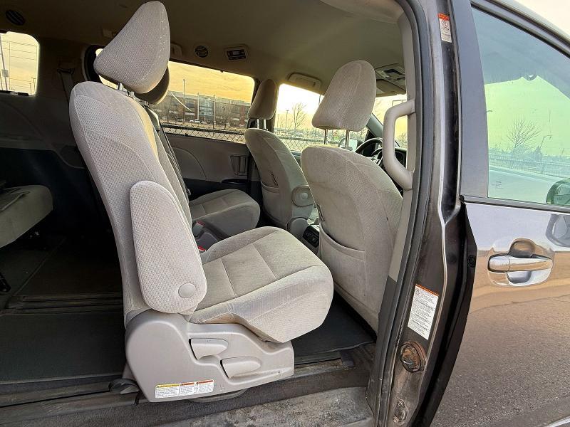 2018 TOYOTA SIENNA LE — Фото 6 из 10