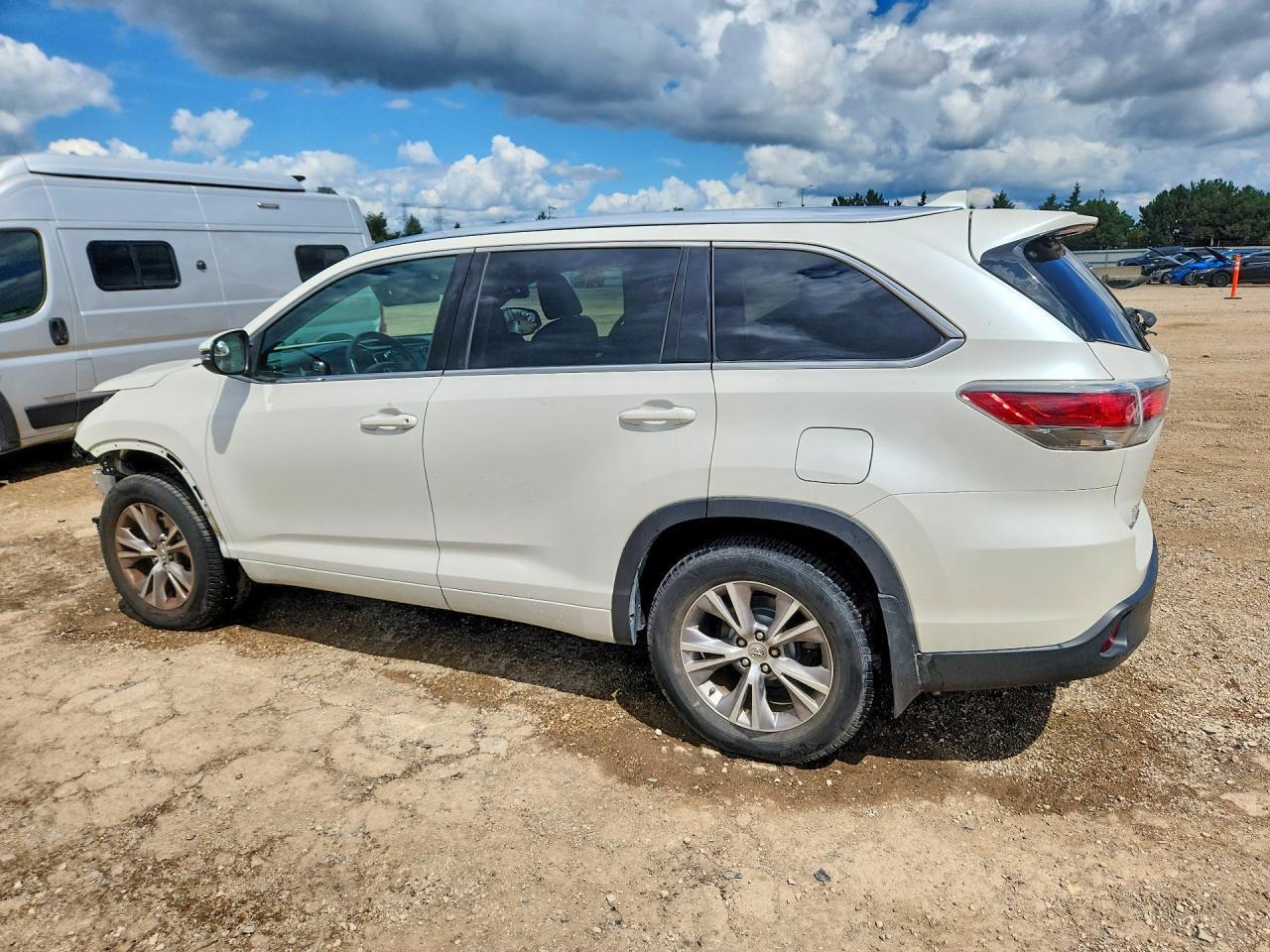 5TDJKRFH0FS192798 2015 TOYOTA HIGHLANDER photo no. 2