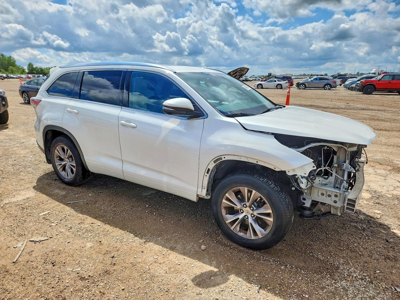 5TDJKRFH0FS192798 2015 TOYOTA HIGHLANDER photo no. 4