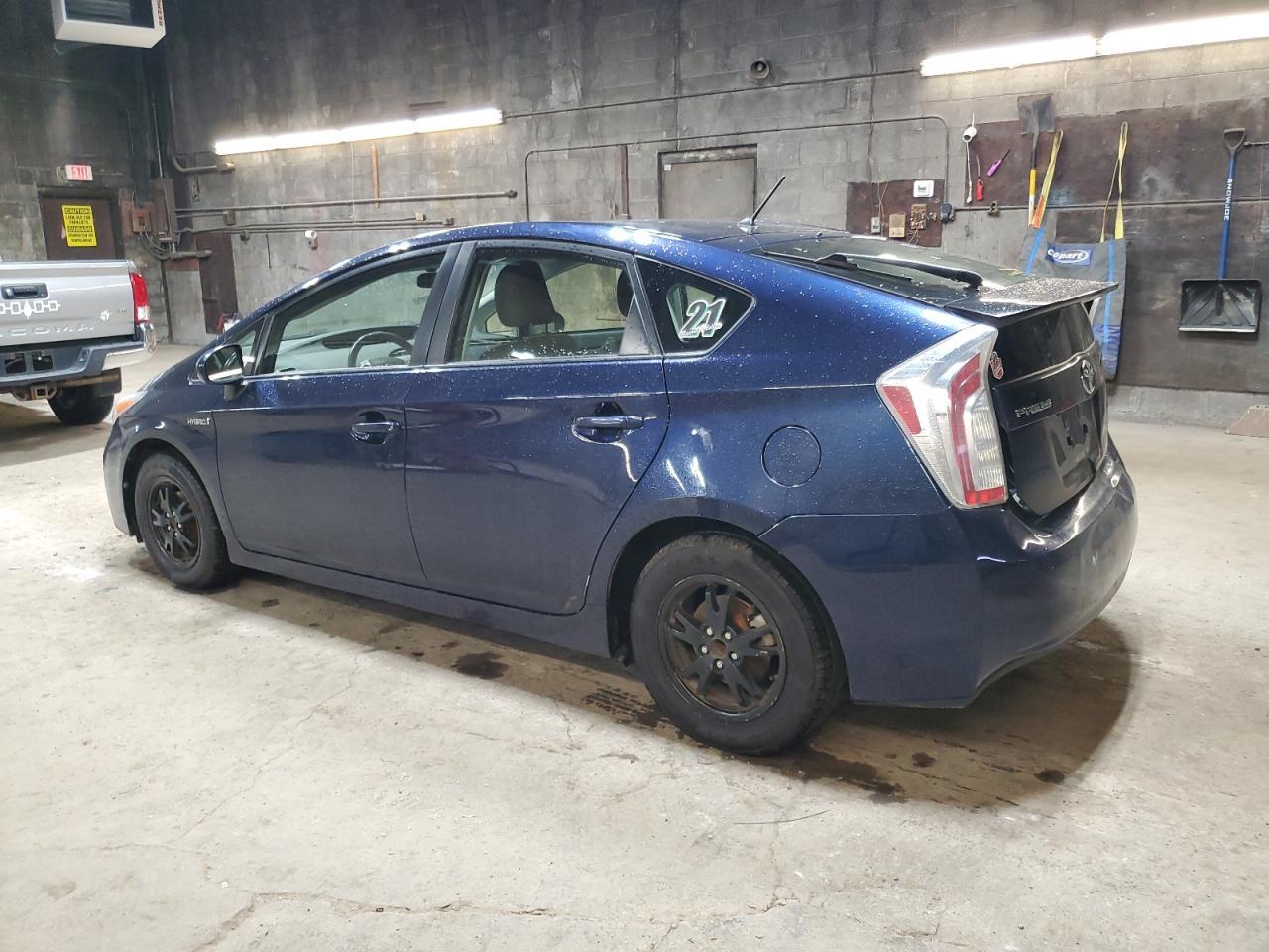 2015 TOYOTA PRIUS TWO — Фото 2 из 12