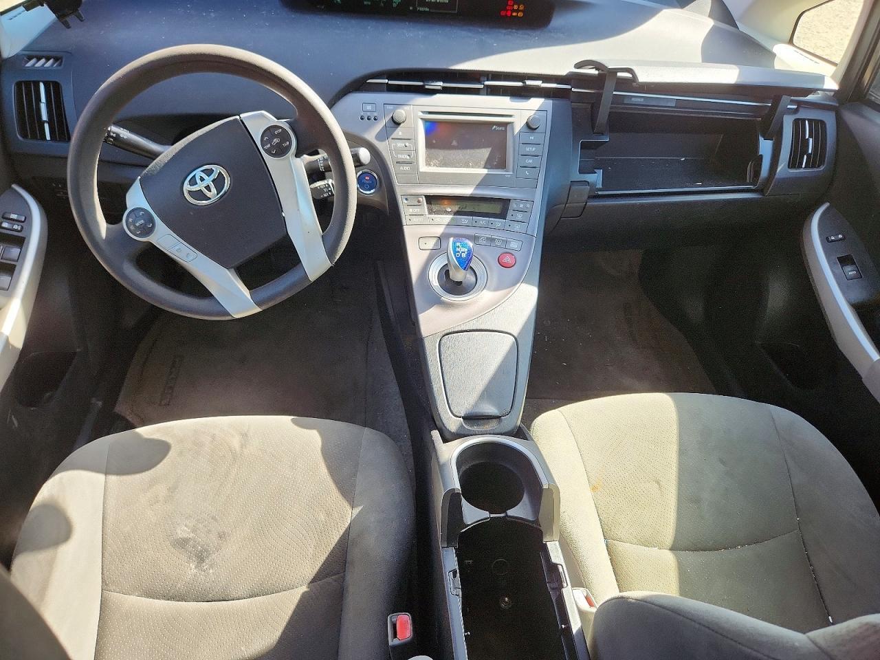 2015 TOYOTA PRIUS — Фото 8 из 12