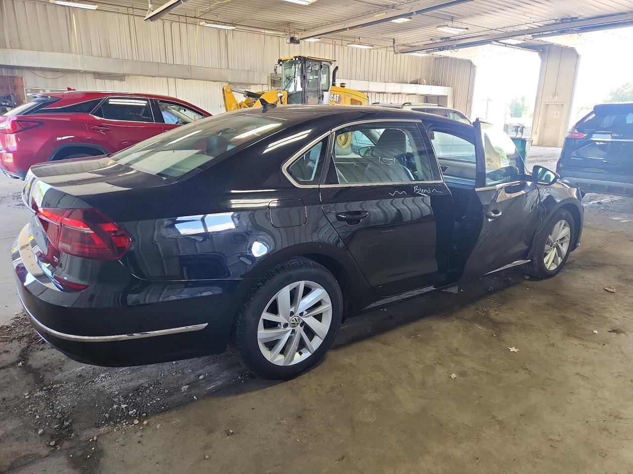 2018 VOLKSWAGEN PASSAT SE — Фото 3 из 13