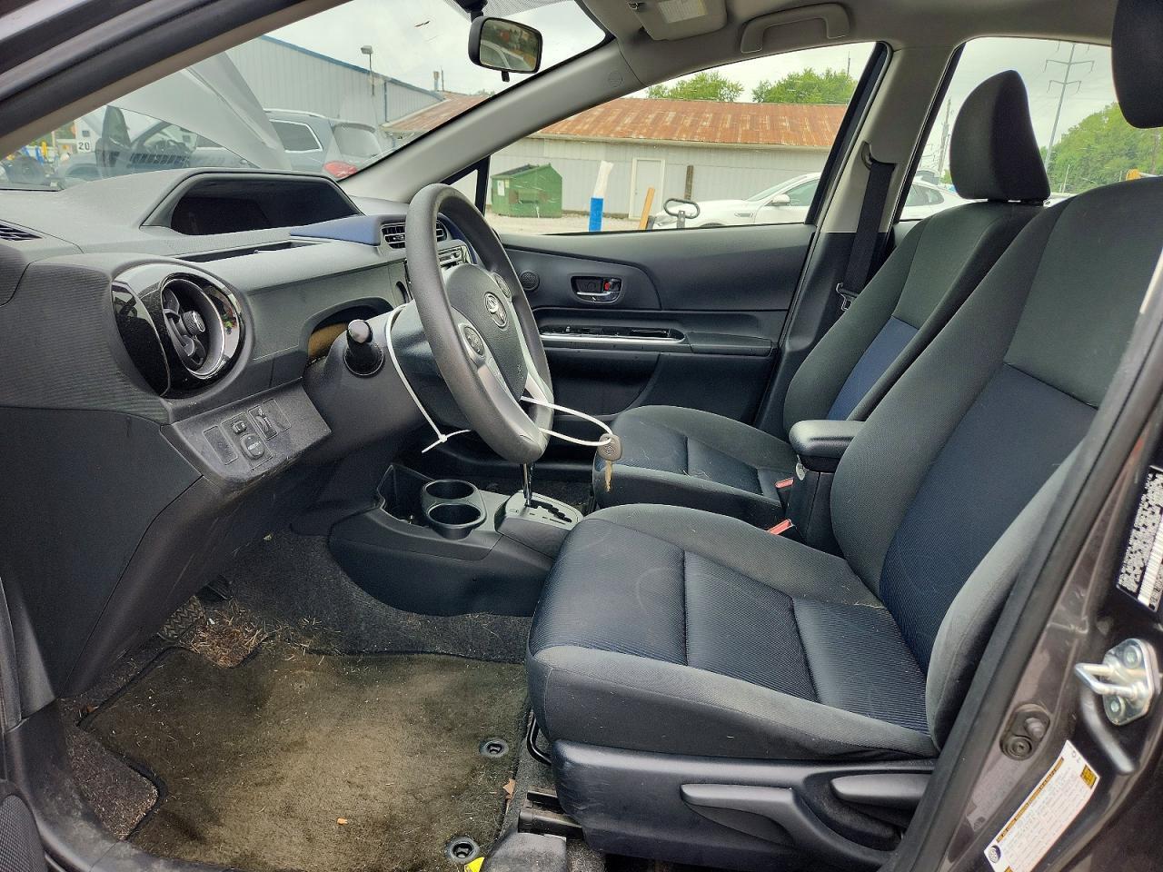 2015 TOYOTA PRIUS C — Фото 7 из 12