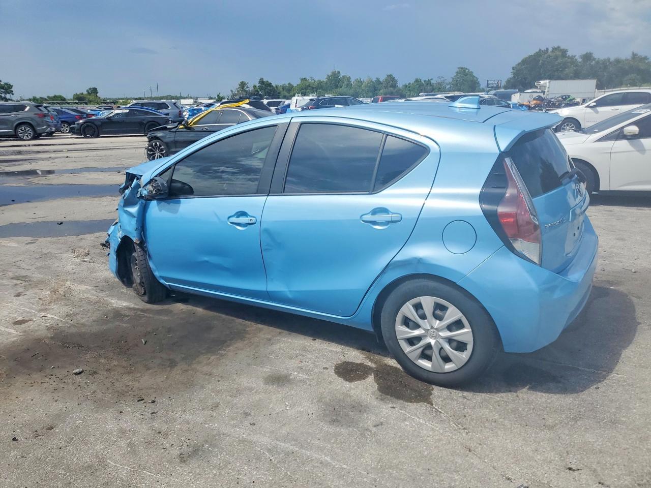 2015 TOYOTA PRIUS C TWO — Фото 2 из 13
