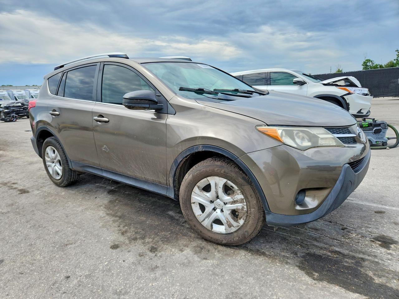 2015 TOYOTA RAV4 LE — Фото 4 из 13