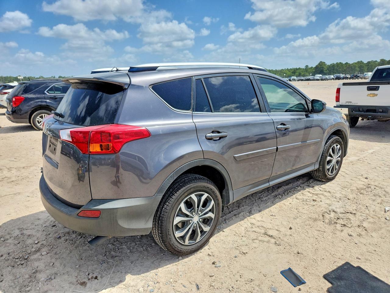 2015 TOYOTA RAV4 LE — Фото 3 из 13