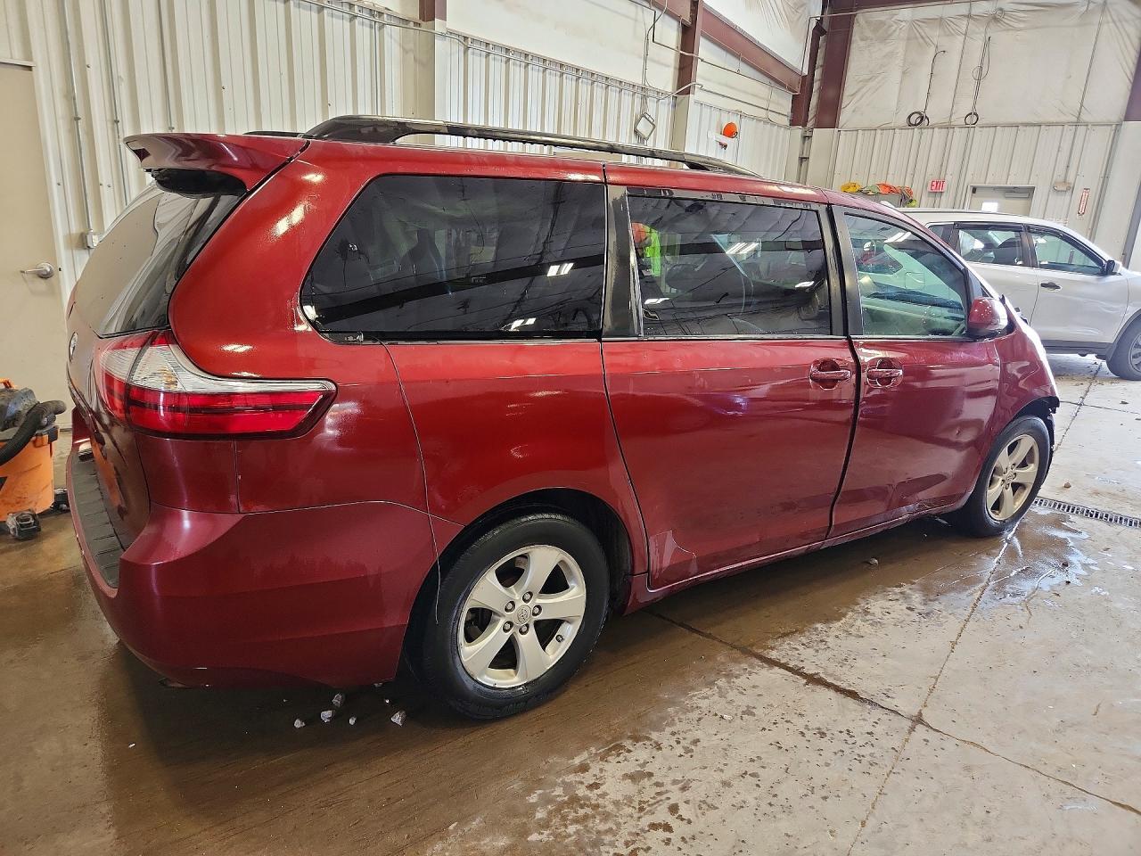 2015 TOYOTA SIENNA LE — Фото 3 из 13