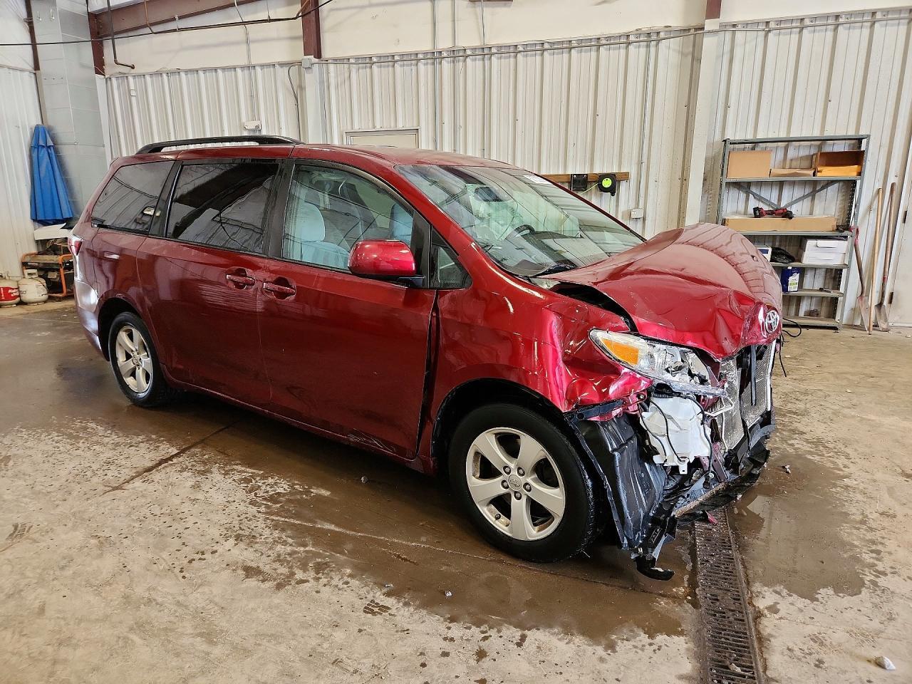 2015 TOYOTA SIENNA LE — Фото 4 из 13