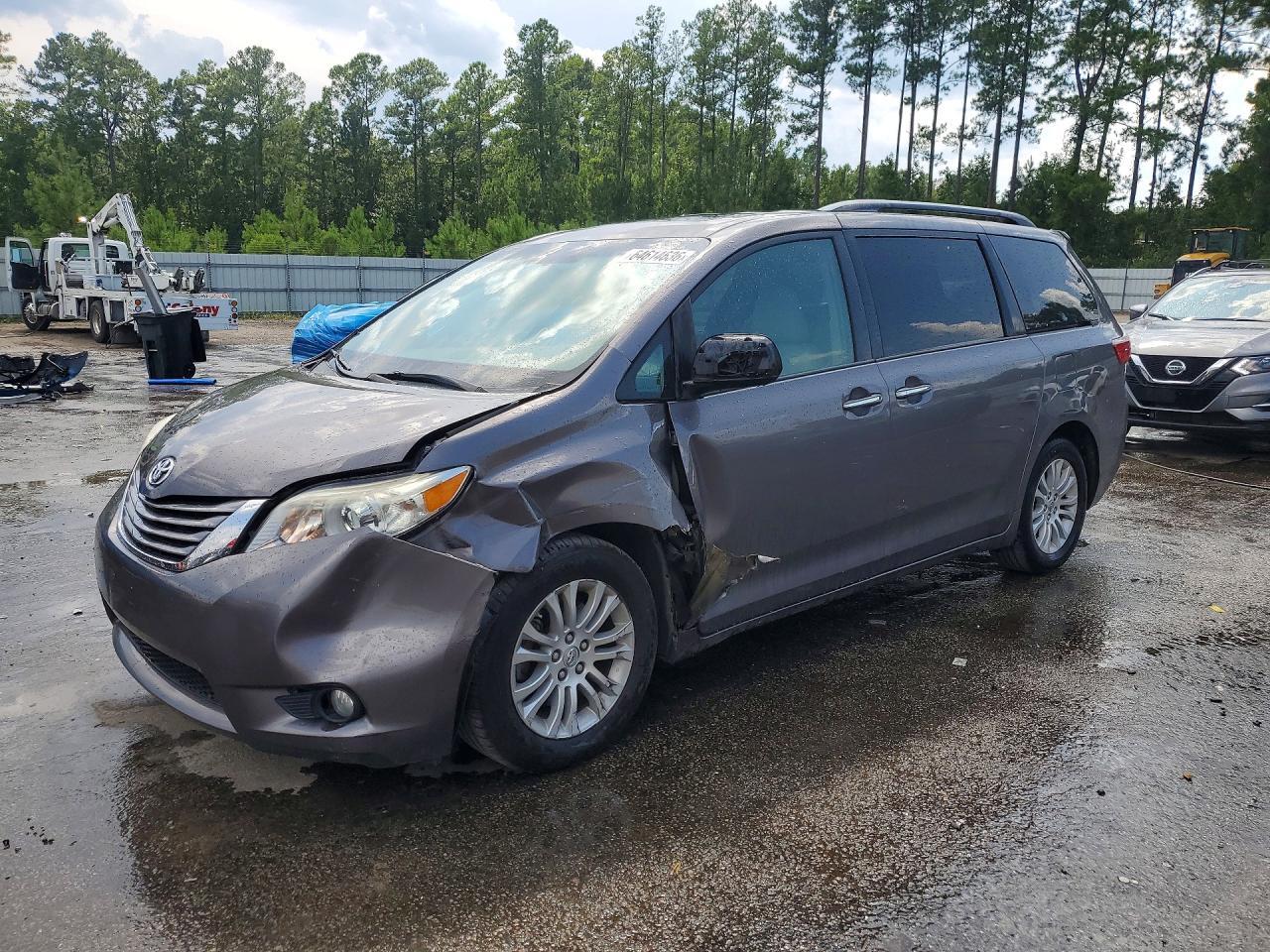 2015 TOYOTA SIENNA XLE 8-PASSENGER