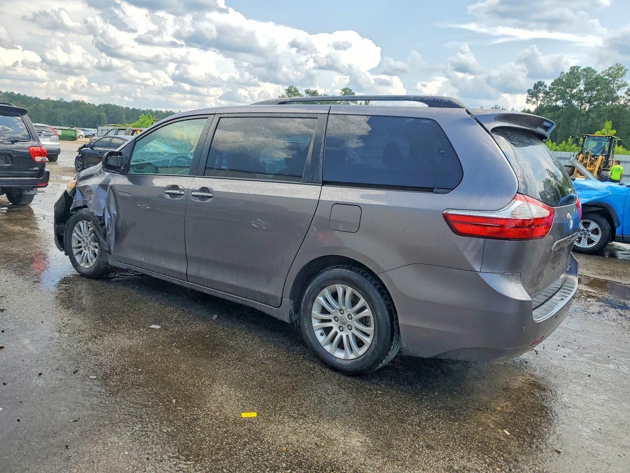 2015 TOYOTA SIENNA XLE 8-PASSENGER — Фото 2 из 13