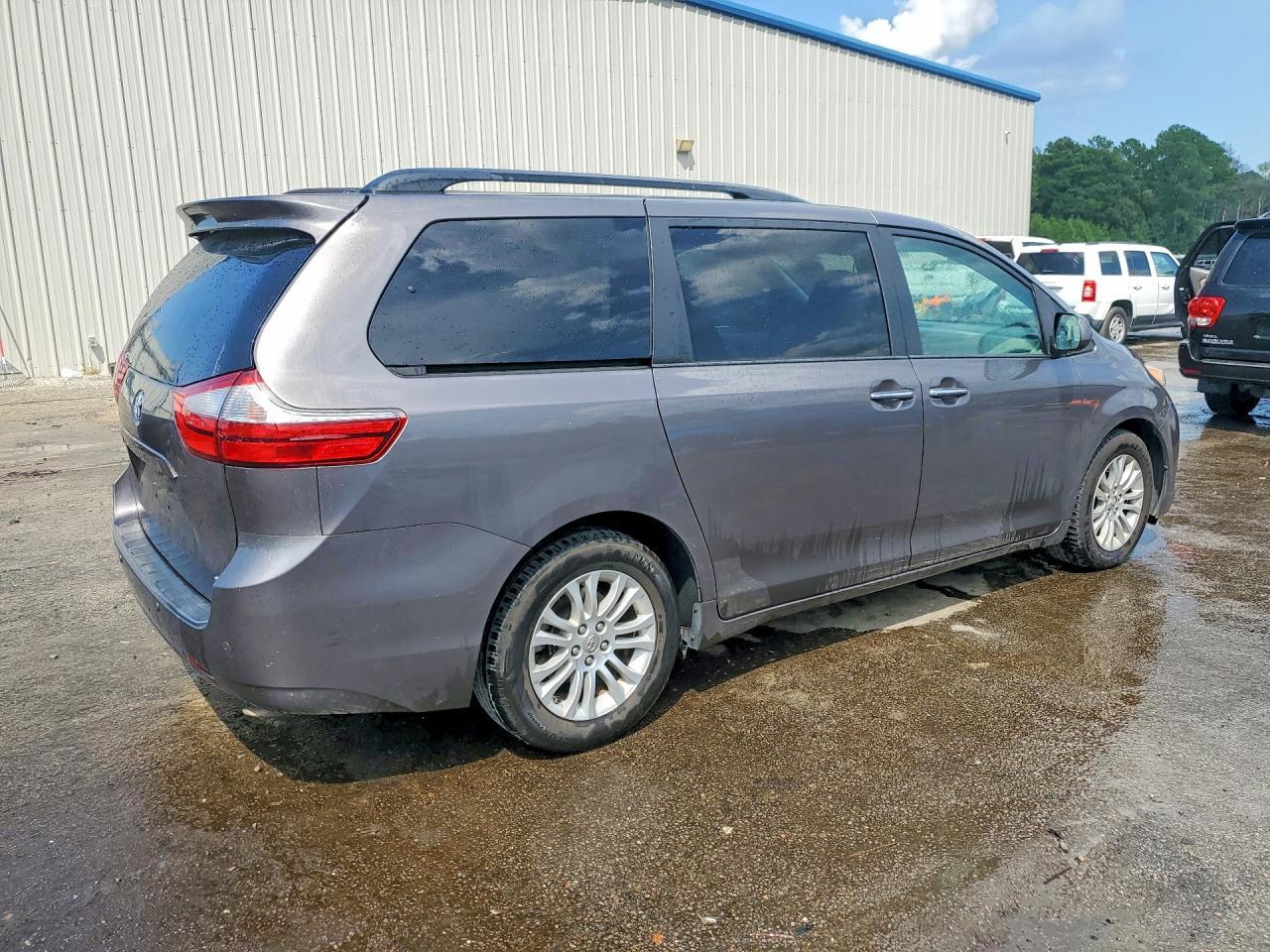 2015 TOYOTA SIENNA XLE 8-PASSENGER — Фото 3 из 13