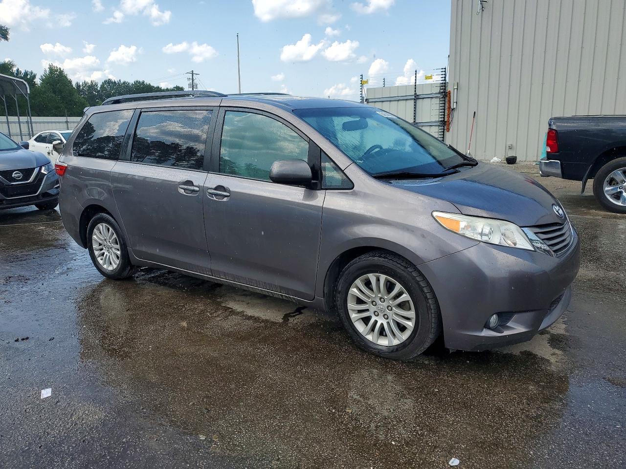 2015 TOYOTA SIENNA XLE 8-PASSENGER — Фото 4 из 13
