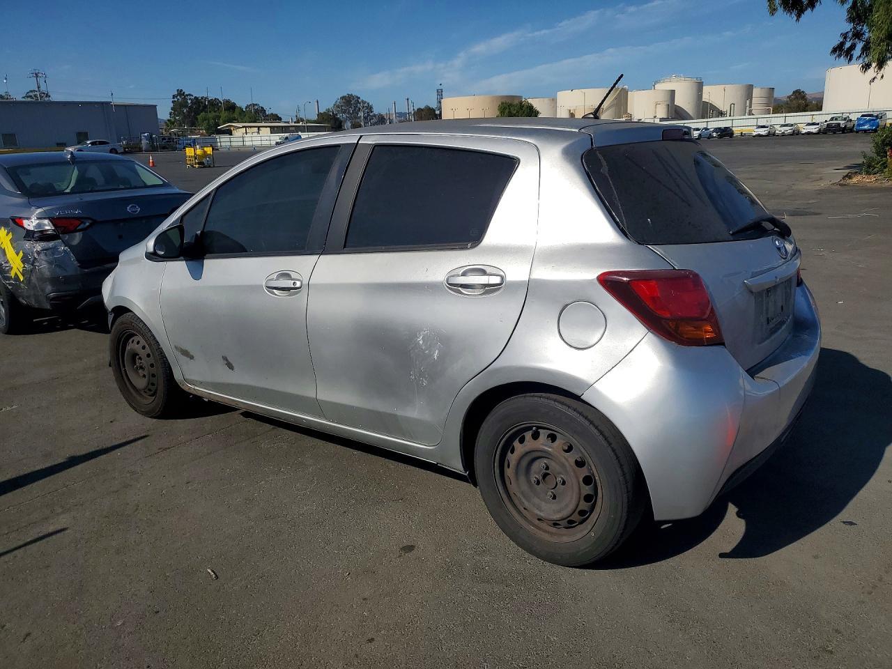2015 TOYOTA YARIS 5-DOOR L — Фото 2 из 12