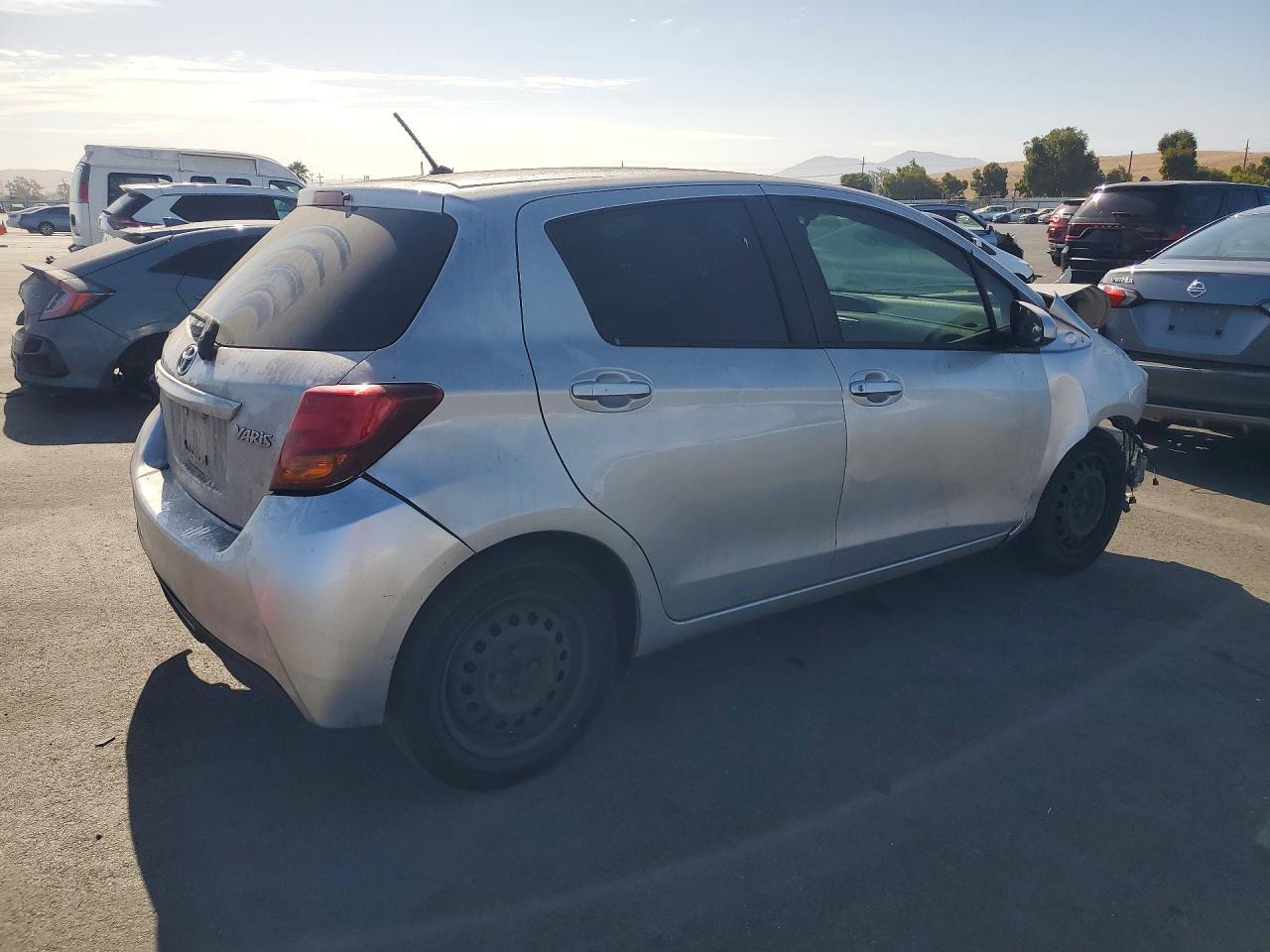 2015 TOYOTA YARIS 5-DOOR L — Фото 3 из 12