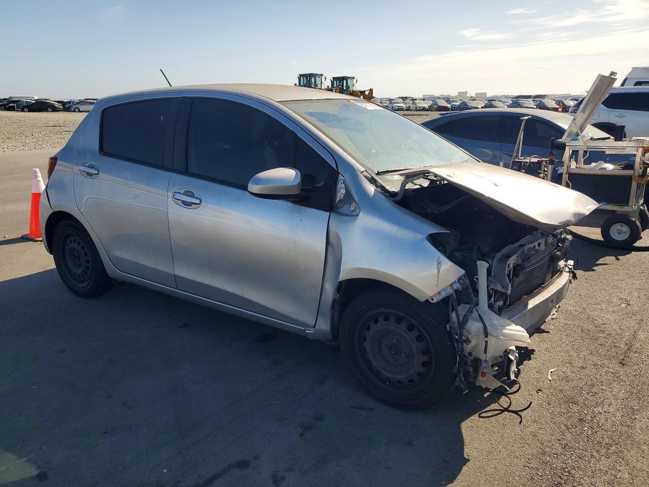 2015 TOYOTA YARIS 5-DOOR L — Фото 4 из 12