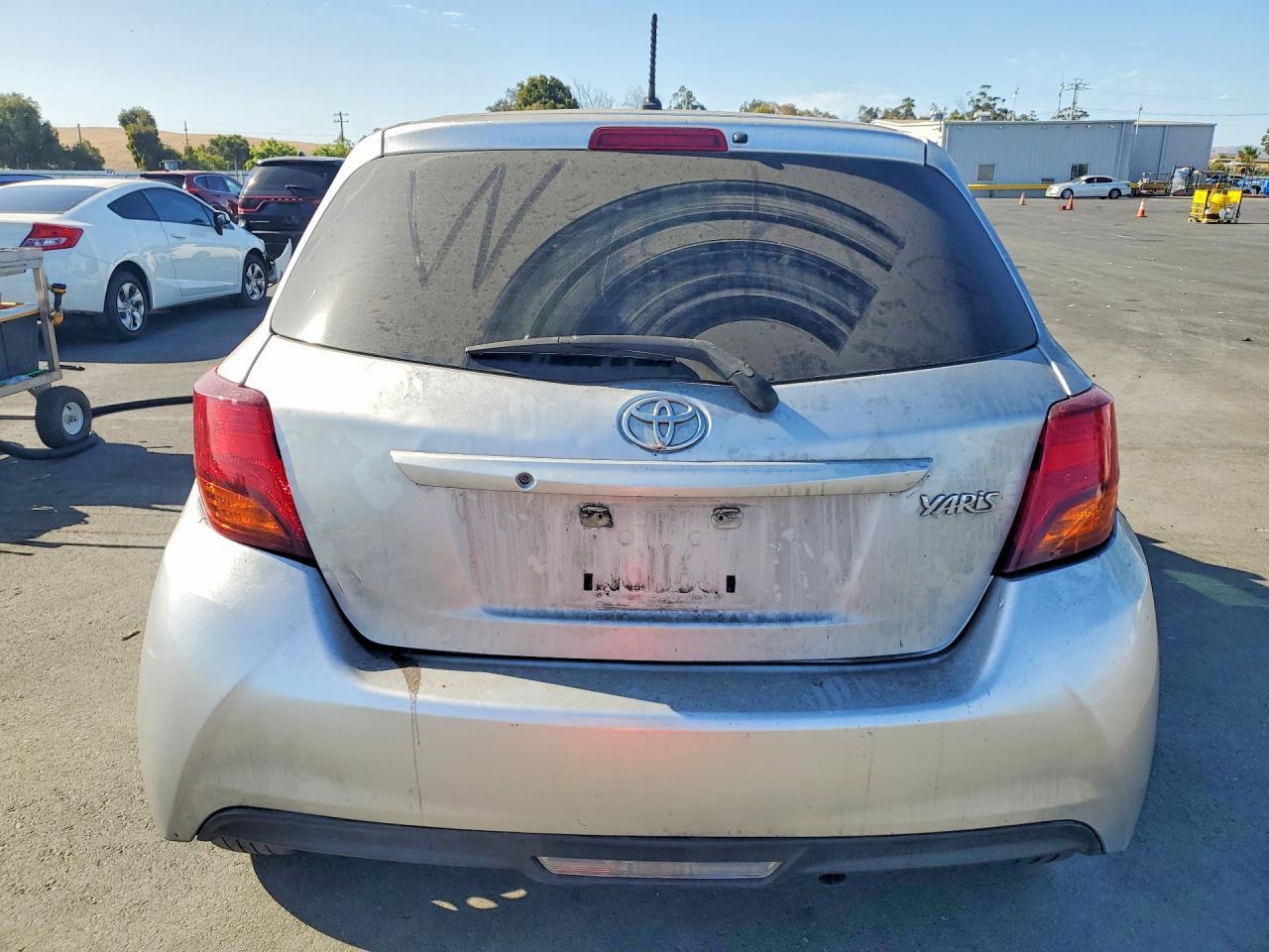 2015 TOYOTA YARIS 5-DOOR L — Фото 6 из 12