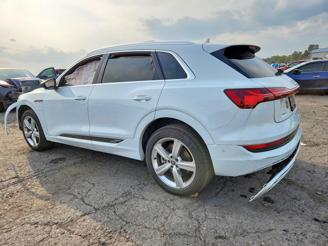 2019 AUDI E-TRON PREMIUM PLUS — Фото 2 из 12