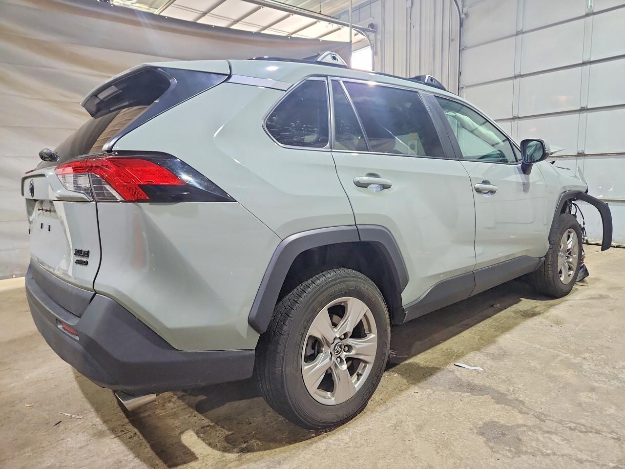 2023 TOYOTA RAV4 XLE — Фото 3 из 14