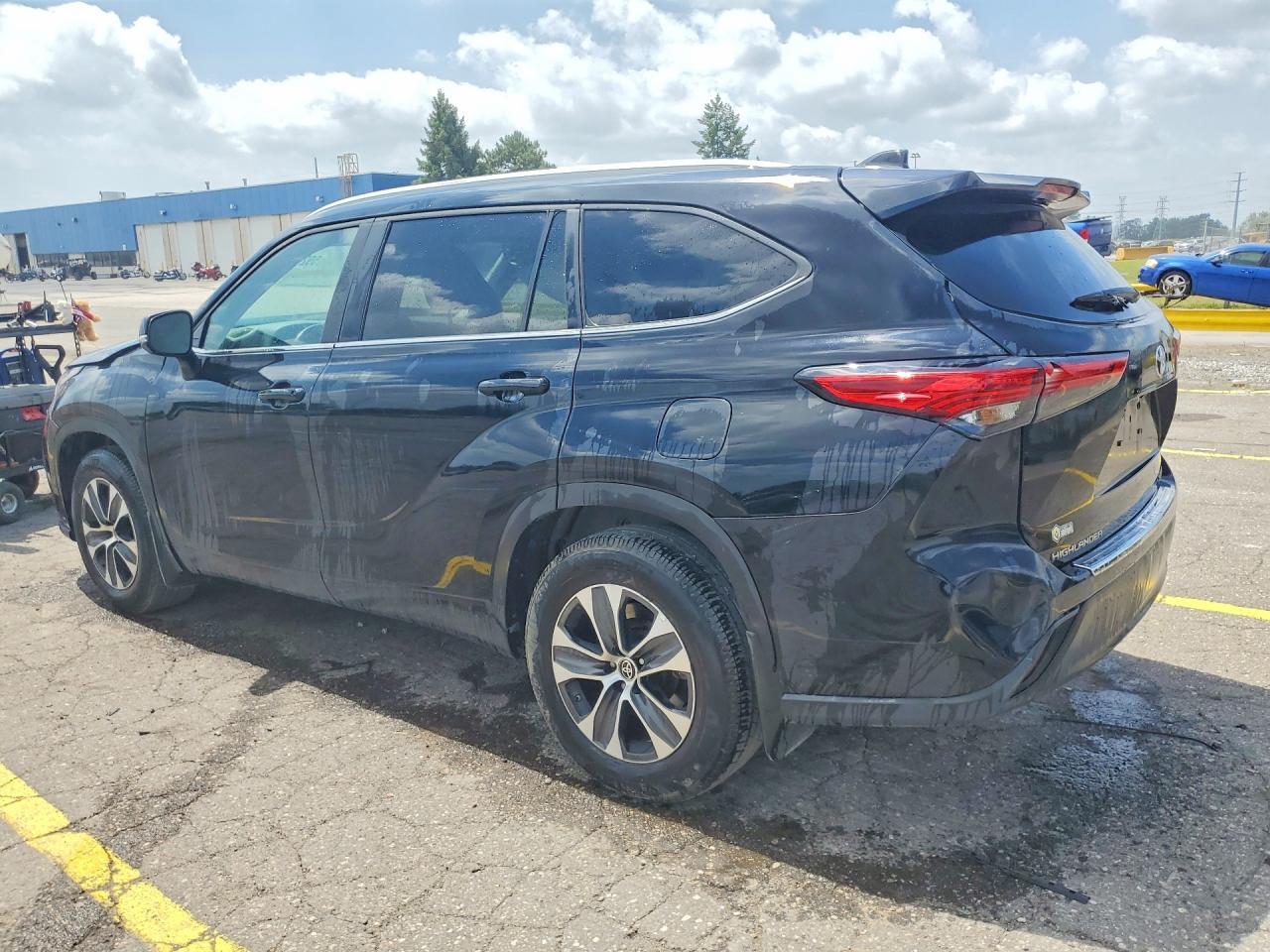 2023 TOYOTA HIGHLANDER XLE — Фото 2 из 13