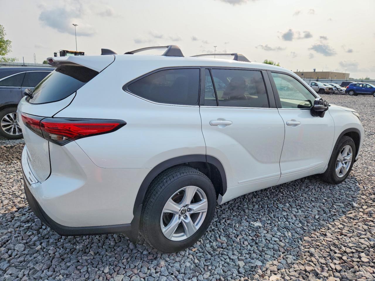 2023 TOYOTA HIGHLANDER L — Фото 3 из 13