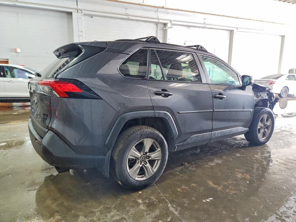 2023 TOYOTA RAV4 XLE — Фото 3 из 13