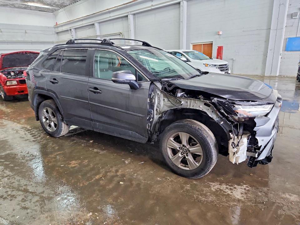 2023 TOYOTA RAV4 XLE — Фото 4 из 13