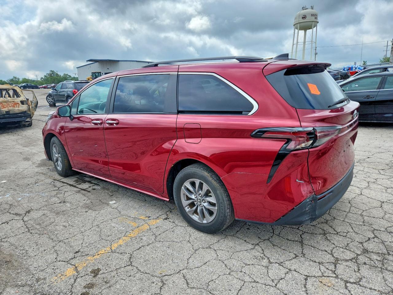 2023 TOYOTA SIENNA XLE — Фото 2 из 13