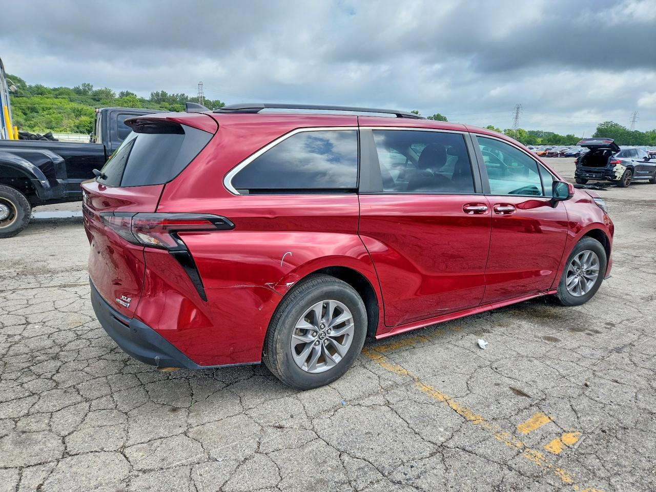 2023 TOYOTA SIENNA XLE — Фото 3 из 13