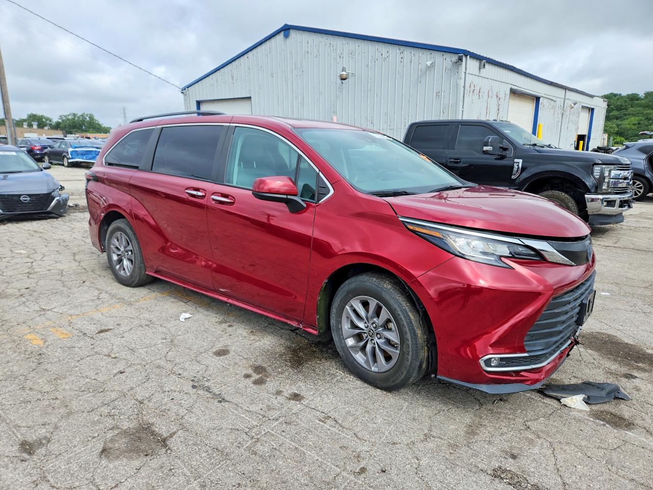 2023 TOYOTA SIENNA XLE — Фото 4 из 13
