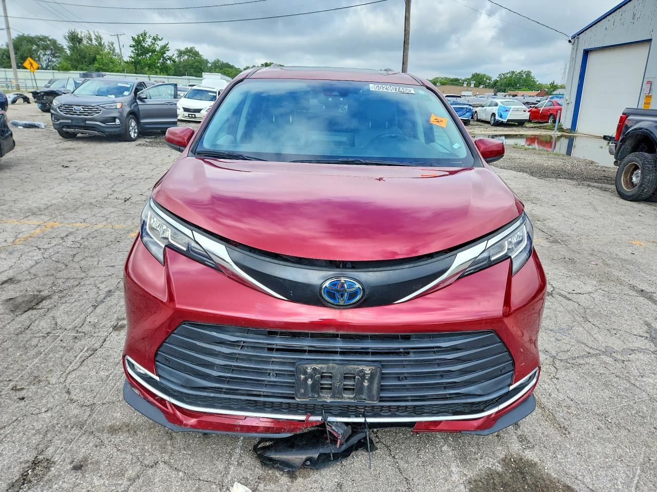2023 TOYOTA SIENNA XLE — Фото 5 из 13