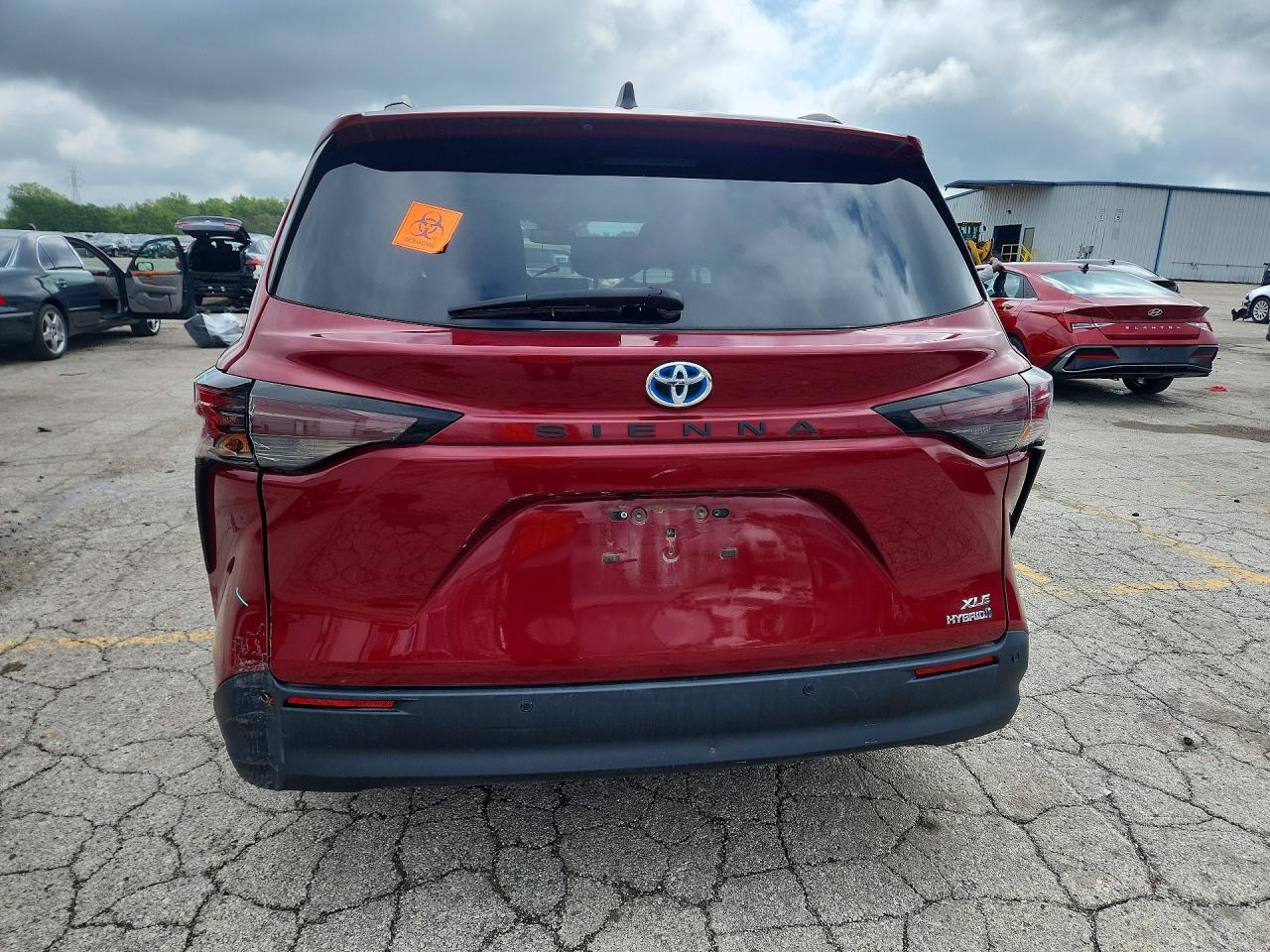 2023 TOYOTA SIENNA XLE — Фото 6 из 13