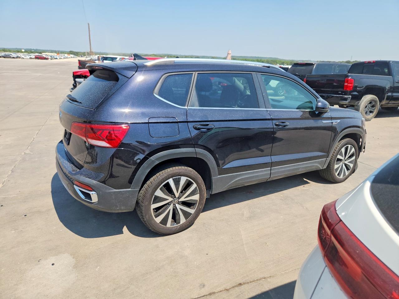 2023 VOLKSWAGEN TAOS SE — Фото 3 из 13