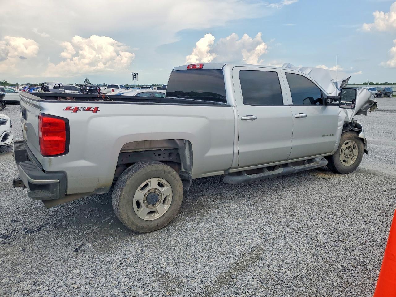 2019 CHEVROLET SILVERADO K2500 HEAVY DUTY — Фото 3 из 12