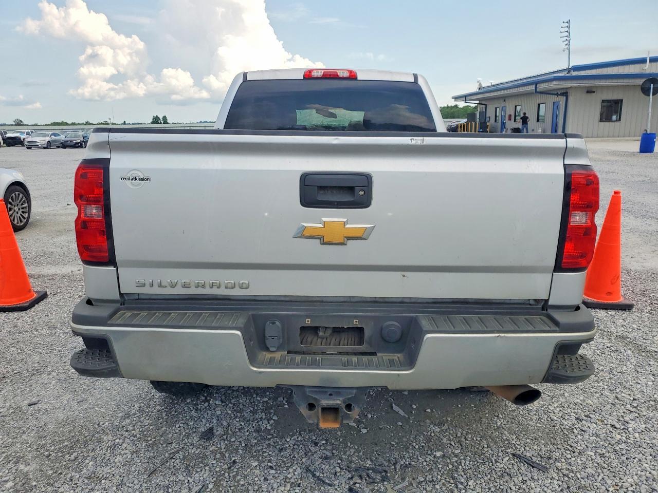 2019 CHEVROLET SILVERADO K2500 HEAVY DUTY — Фото 6 из 12