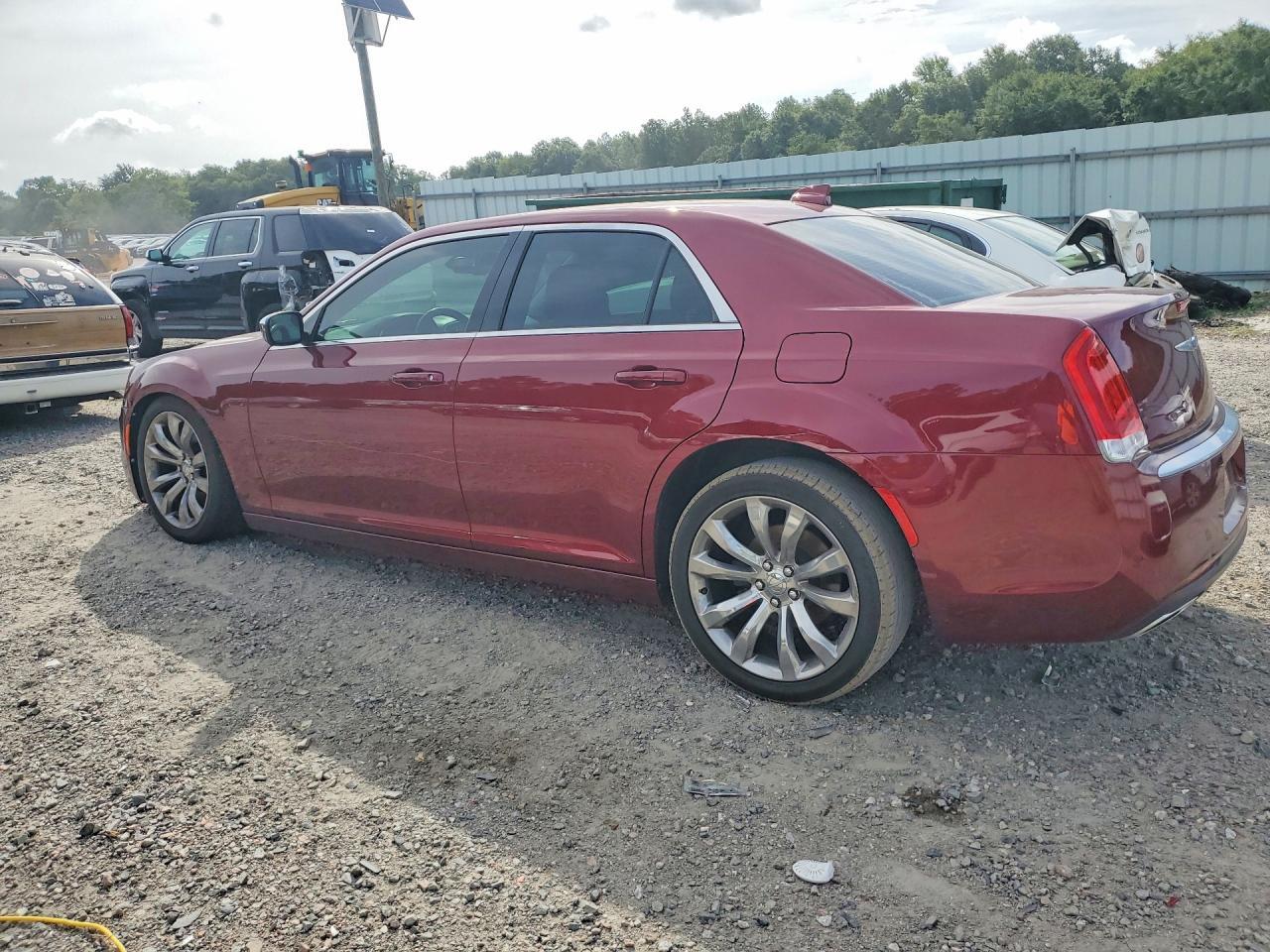 2019 CHRYSLER 300 TOURING — Фото 2 из 12