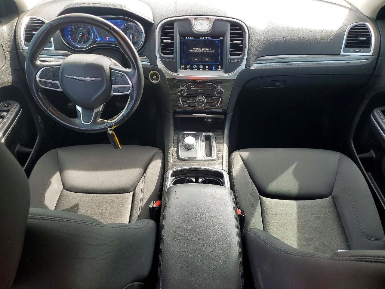 2019 CHRYSLER 300 TOURING — Фото 8 из 12