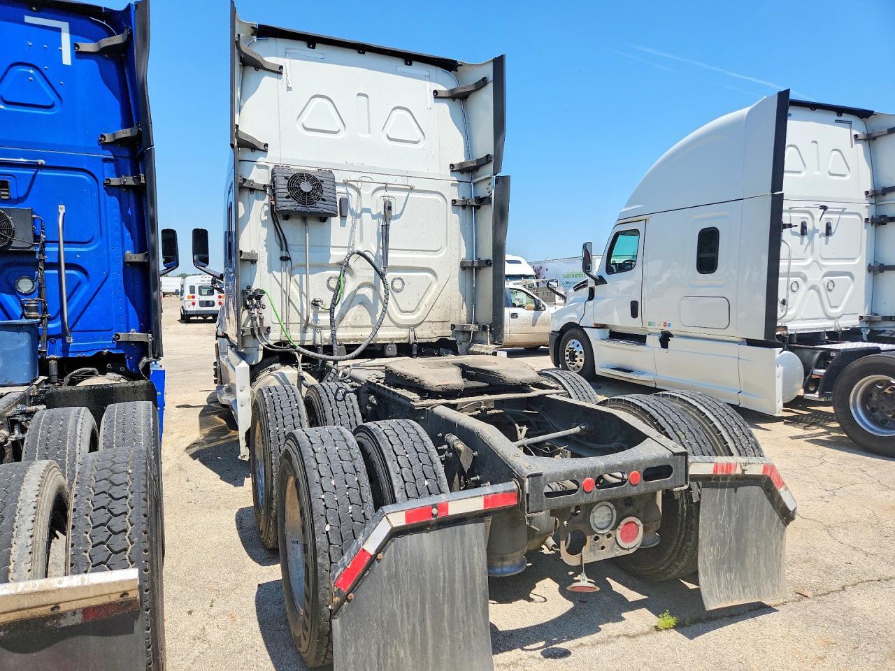 2019 FREIGHTLINER CASCADIA 126 SEMI TRUCK — Фото 2 из 14