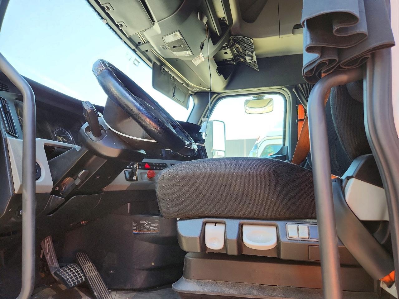 2019 FREIGHTLINER CASCADIA 126 SEMI TRUCK — Фото 7 из 14