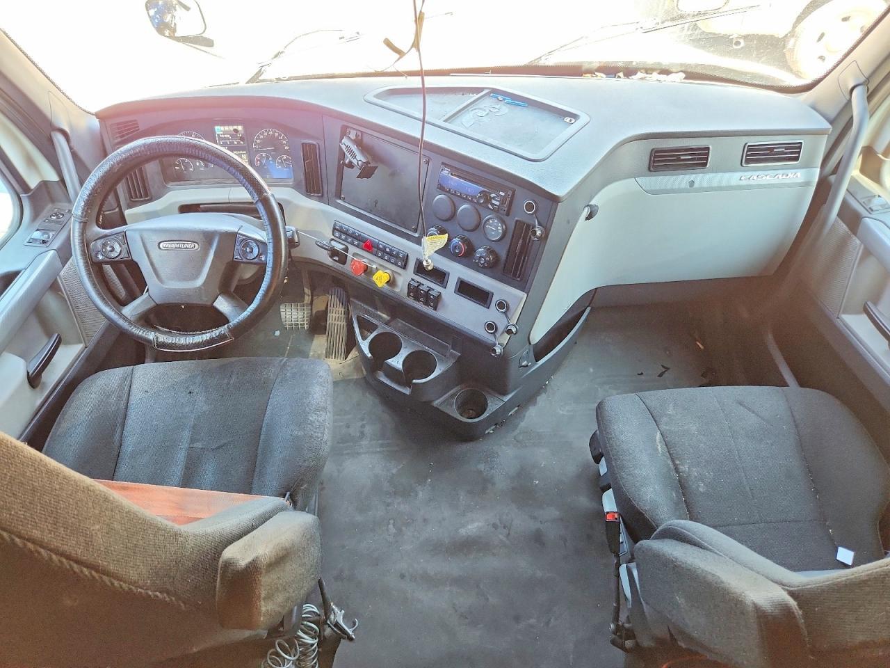 2019 FREIGHTLINER CASCADIA 126 SEMI TRUCK — Фото 8 из 14