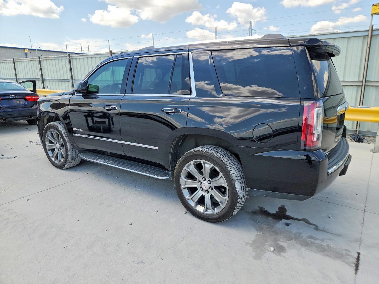 2019 GMC YUKON DENALI — Фото 2 из 13