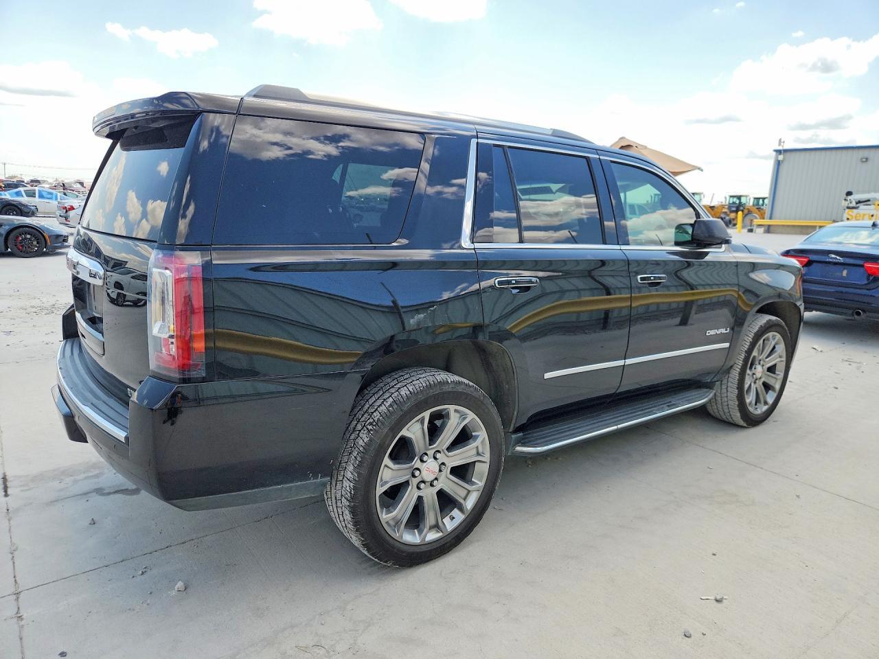 2019 GMC YUKON DENALI — Фото 3 из 13