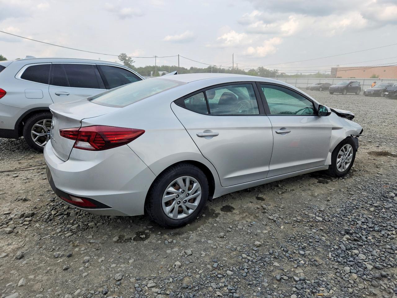 2019 HYUNDAI ELANTRA SE — Фото 3 из 12