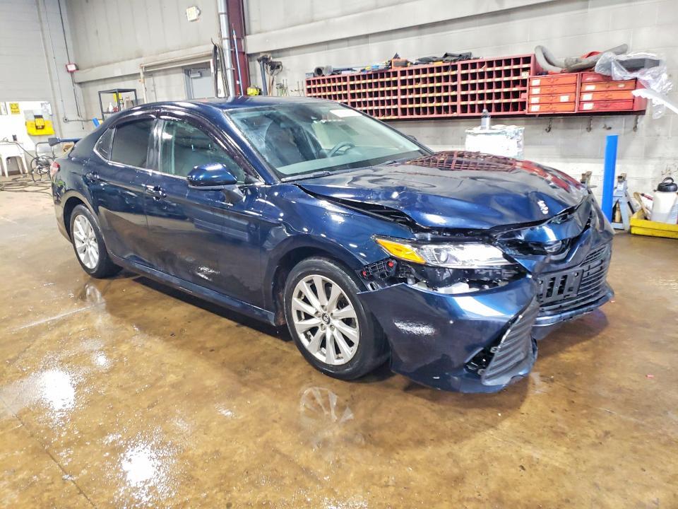 2019 TOYOTA CAMRY LE — Фото 4 из 12