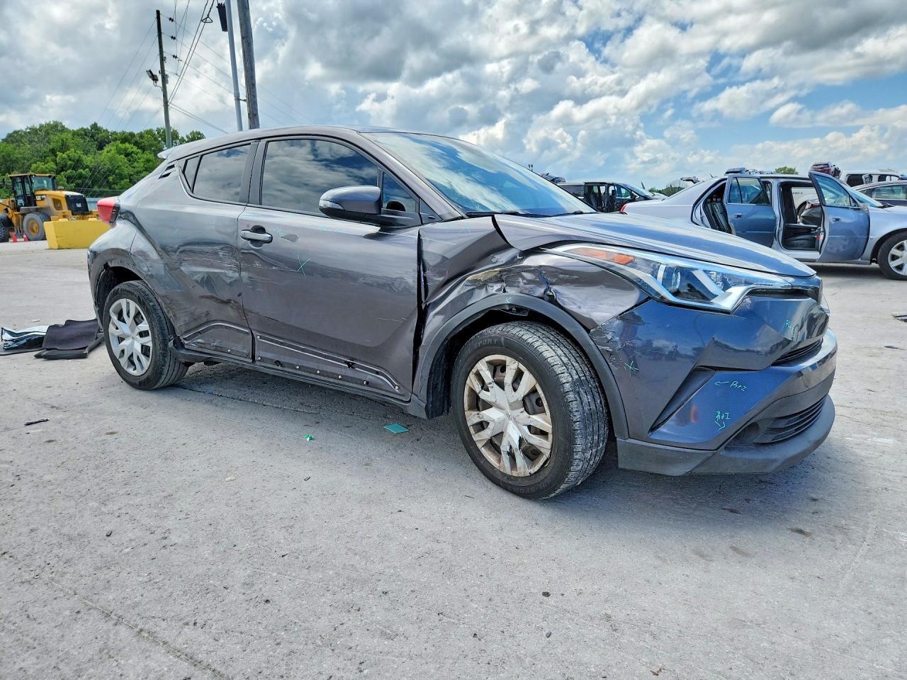 2019 TOYOTA C-HR LE — Фото 4 из 13